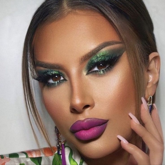 MAC Dazzleshadow Metallic Eyeshadow- Emerald Cut - Shimmering Dark Green - Picture 6 of 17